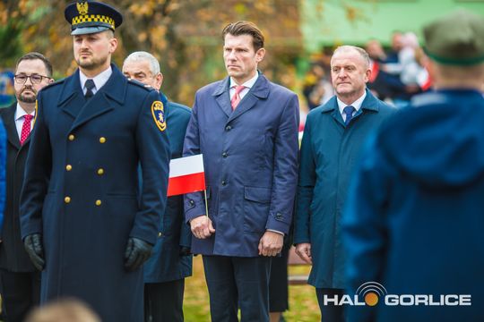 zdjęcie przedstawia osoby podczas uroczystości 11. listopada 2025