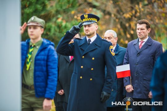 zdjęcie przedstawia osoby podczas uroczystości 11. listopada 2025