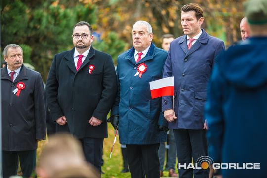 zdjęcie przedstawia osoby podczas uroczystości 11. listopada 2025
