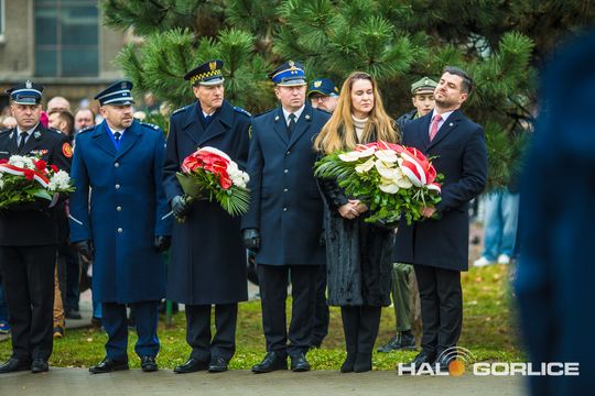 zdjęcie przedstawia osoby podczas uroczystości 11. listopada 2025