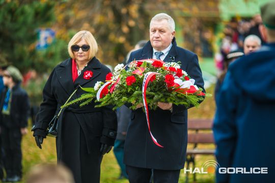 zdjęcie przedstawia osoby podczas uroczystości 11. listopada 2025