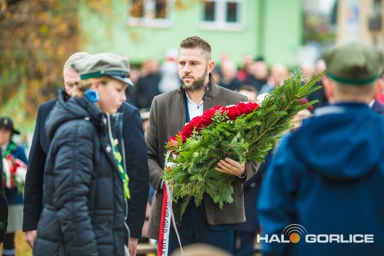zdjęcie przedstawia osoby podczas uroczystości 11. listopada 2025