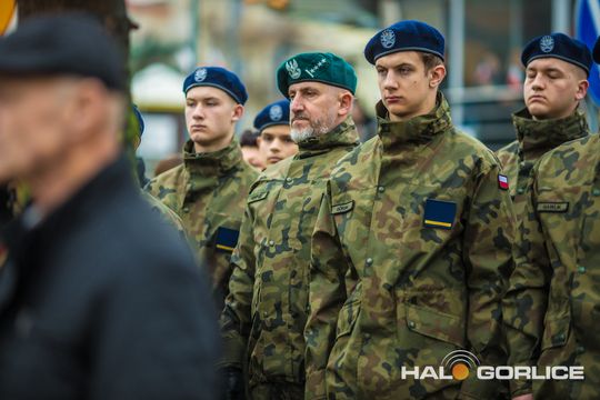 zdjęcie przedstawia osoby podczas uroczystości 11. listopada 2025