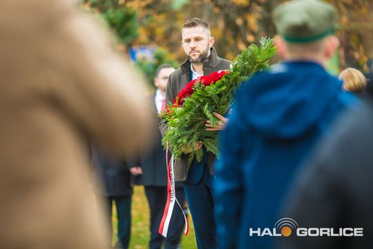 zdjęcie przedstawia osoby podczas uroczystości 11. listopada 2025