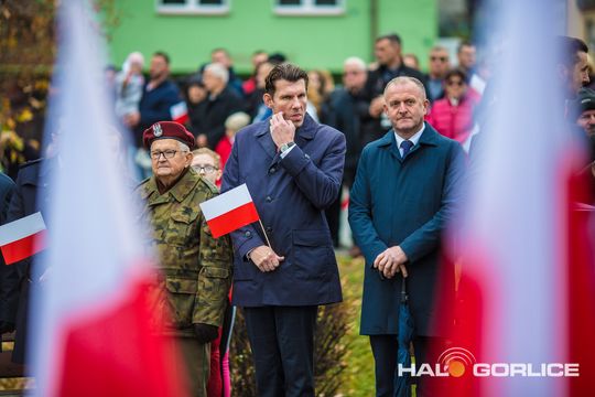 zdjęcie przedstawia osoby podczas uroczystości 11. listopada 2025