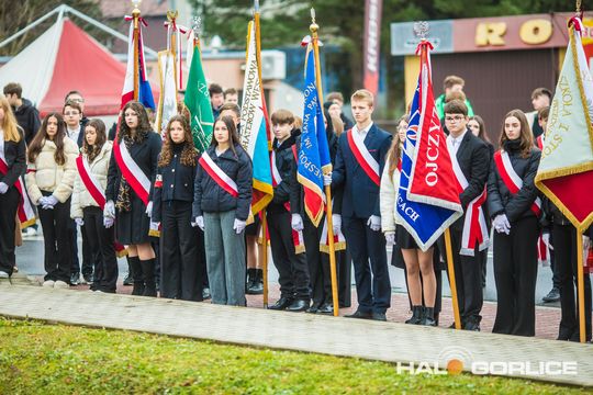 zdjęcie przedstawia osoby podczas uroczystości 11. listopada 2025