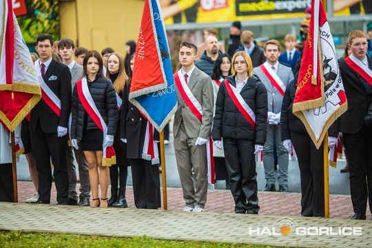 zdjęcie przedstawia osoby podczas uroczystości 11. listopada 2025