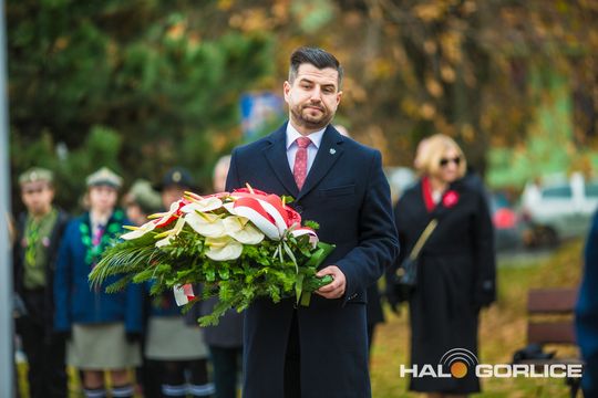 zdjęcie przedstawia osoby podczas uroczystości 11. listopada 2025