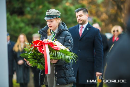 zdjęcie przedstawia osoby podczas uroczystości 11. listopada 2025