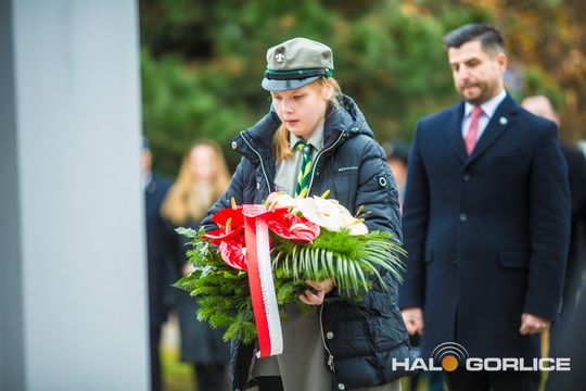 zdjęcie przedstawia osoby podczas uroczystości 11. listopada 2025