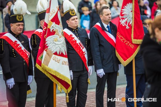 zdjęcie przedstawia osoby podczas uroczystości 11. listopada 2025
