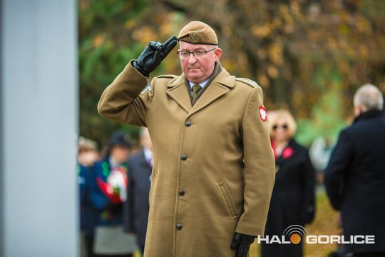 zdjęcie przedstawia osoby podczas uroczystości 11. listopada 2025