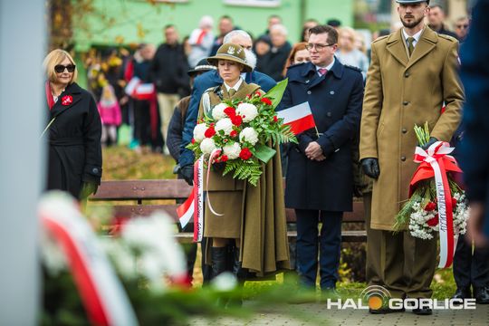 zdjęcie przedstawia osoby podczas uroczystości 11. listopada 2025