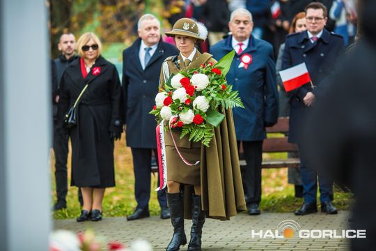 zdjęcie przedstawia osoby podczas uroczystości 11. listopada 2025