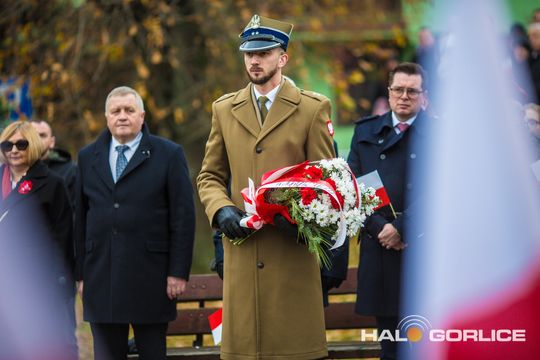 zdjęcie przedstawia osoby podczas uroczystości 11. listopada 2025