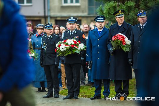 zdjęcie przedstawia osoby podczas uroczystości 11. listopada 2025