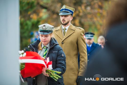 zdjęcie przedstawia osoby podczas uroczystości 11. listopada 2025