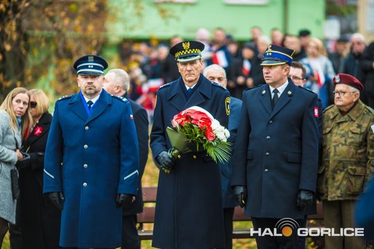 zdjęcie przedstawia osoby podczas uroczystości 11. listopada 2025