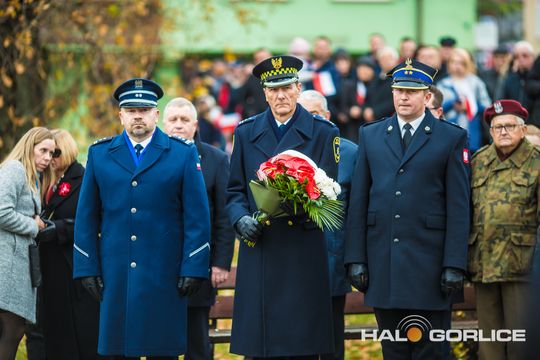zdjęcie przedstawia osoby podczas uroczystości 11. listopada 2025