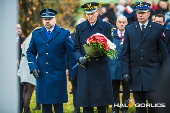 zdjęcie przedstawia osoby podczas uroczystości 11. listopada 2025