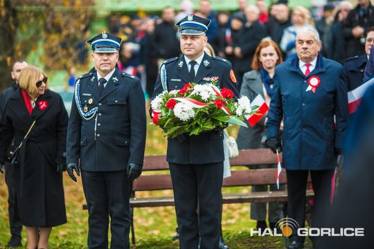 zdjęcie przedstawia osoby podczas uroczystości 11. listopada 2025