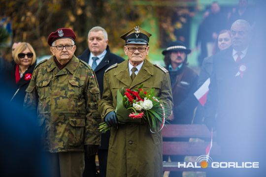 zdjęcie przedstawia osoby podczas uroczystości 11. listopada 2025