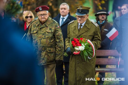 zdjęcie przedstawia osoby podczas uroczystości 11. listopada 2025