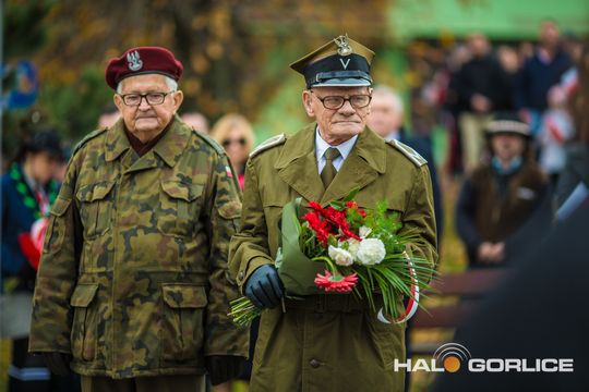 zdjęcie przedstawia osoby podczas uroczystości 11. listopada 2025