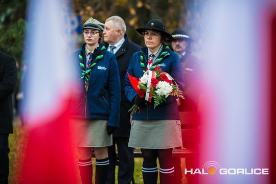zdjęcie przedstawia osoby podczas uroczystości 11. listopada 2025