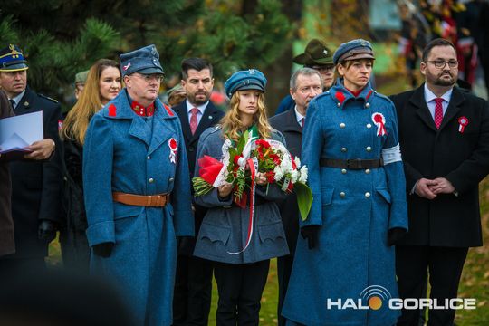 zdjęcie przedstawia osoby podczas uroczystości 11. listopada 2025