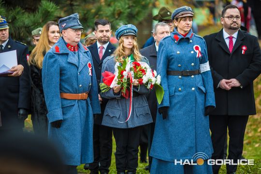 zdjęcie przedstawia osoby podczas uroczystości 11. listopada 2025