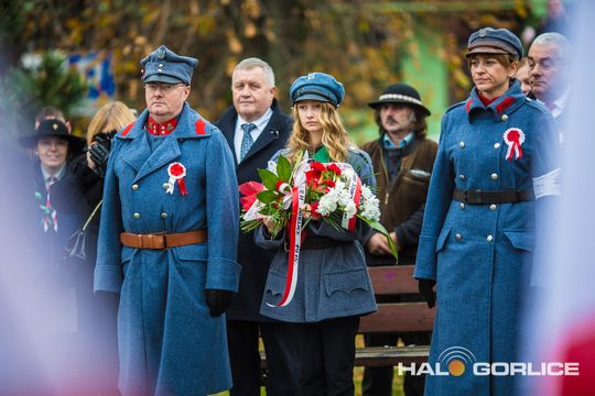 zdjęcie przedstawia osoby podczas uroczystości 11. listopada 2025