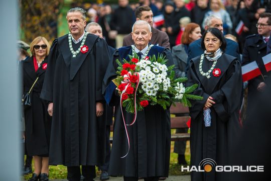 zdjęcie przedstawia osoby podczas uroczystości 11. listopada 2025