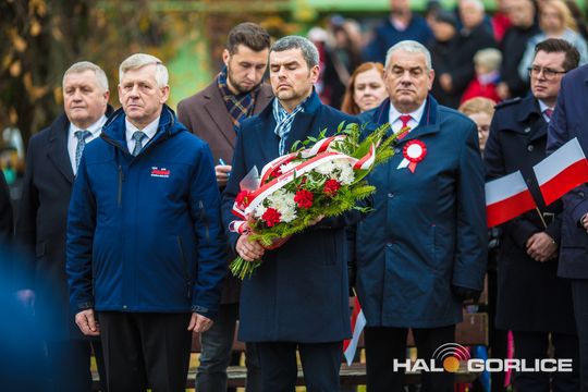 zdjęcie przedstawia osoby podczas uroczystości 11. listopada 2025