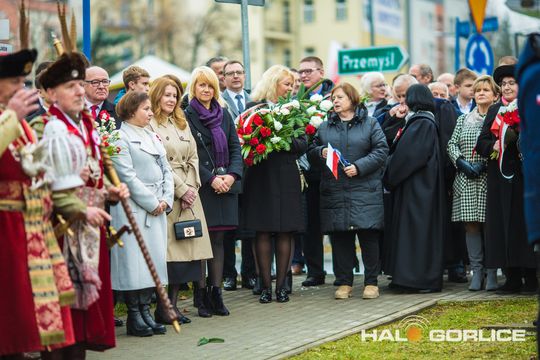 zdjęcie przedstawia osoby podczas uroczystości 11. listopada 2025