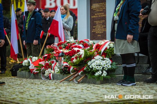 zdjęcie przedstawia osoby podczas uroczystości 11. listopada 2025