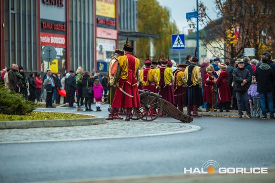 zdjęcie przedstawia osoby podczas uroczystości 11. listopada 2025