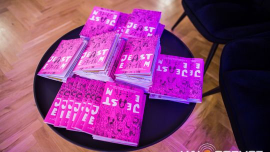 zdjęcie przedstawia dzieci na wózkach występujących na scenie GCK Gorlice