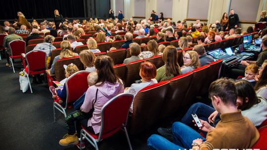 zdjęcie przedstawia dzieci na wózkach występujących na scenie GCK Gorlice