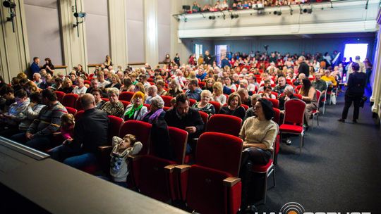 zdjęcie przedstawia dzieci na wózkach występujących na scenie GCK Gorlice