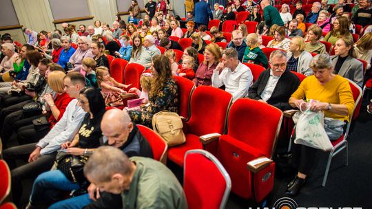 zdjęcie przedstawia dzieci na wózkach występujących na scenie GCK Gorlice