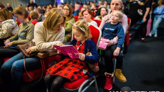 zdjęcie przedstawia dzieci na wózkach występujących na scenie GCK Gorlice