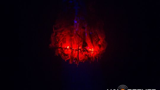 zdjęcie przedstawia dzieci na wózkach występujących na scenie GCK Gorlice