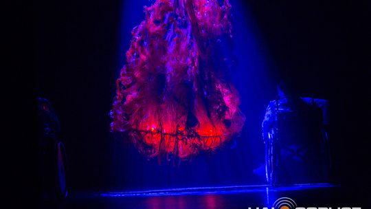 zdjęcie przedstawia dzieci na wózkach występujących na scenie GCK Gorlice