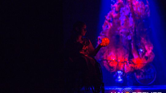 zdjęcie przedstawia dzieci na wózkach występujących na scenie GCK Gorlice