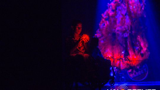 zdjęcie przedstawia dzieci na wózkach występujących na scenie GCK Gorlice