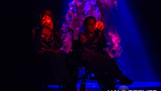 zdjęcie przedstawia dzieci na wózkach występujących na scenie GCK Gorlice