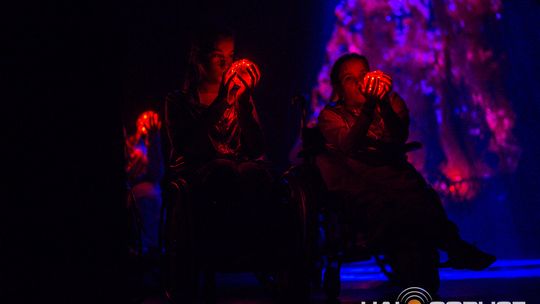 zdjęcie przedstawia dzieci na wózkach występujących na scenie GCK Gorlice