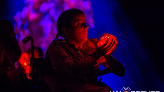 zdjęcie przedstawia dzieci na wózkach występujących na scenie GCK Gorlice