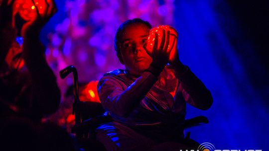 zdjęcie przedstawia dzieci na wózkach występujących na scenie GCK Gorlice